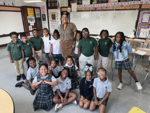 Image of Sydney Brown surrounded by her 2nd grade students